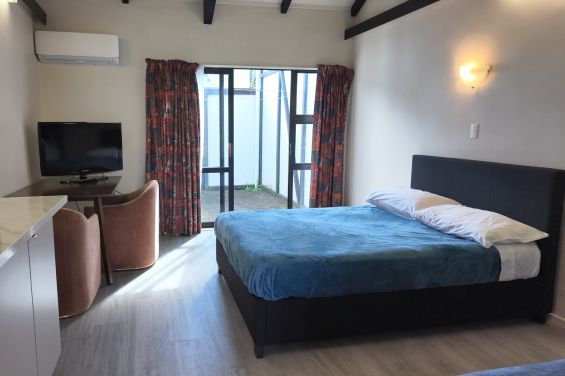 Studio with Courtyard queen-size bed